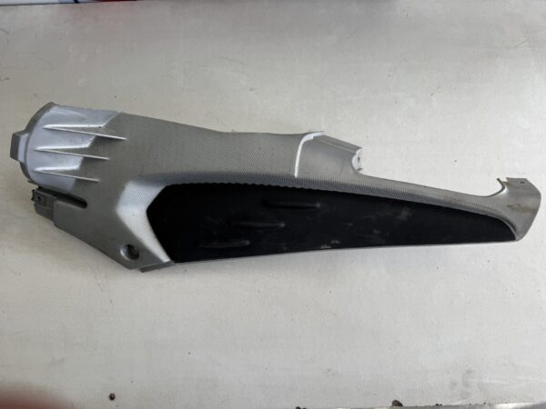 APRILIA SR50 MIDDENCONSOLE ACCUBAK KAP (R)